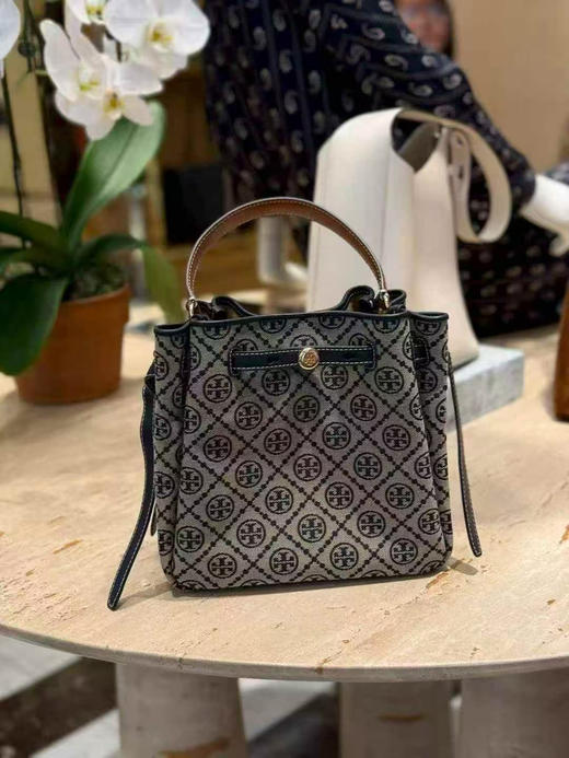 折扣🉐￥2899🇺🇸直邮，各大明星都在背〰️Tory Burch专柜Romy小号水桶包，藏蓝色老花logo拼皮 商品图0