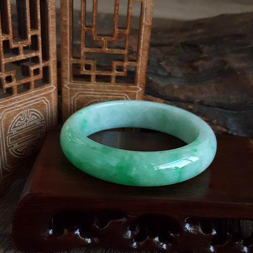 【天然正品】天然正桩细腻无纹裂细豆种飘阳绿54号翡翠手镯050425AH31 商品图3