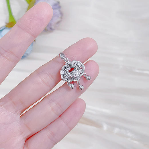 【限时8.8折】【线上铂金馆】PT950 #祈福 #小红书 【精品】铂金镂空花丝福字铃铛如意锁包吊坠（不含链）(BFPTDZ00025-1),(预售产品下单后不退款不退货不换货不补差价) 商品图2