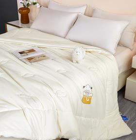 【羊背上的温暖】A类进口澳洲100%澳洲羊毛被  独家不钻毛专利技术、无异味专利技术、3斤羊毛被相当于6斤棉花被 6斤羊毛被相当于10斤棉花被 又暖又轻，蓬松柔软不压身  1130返团