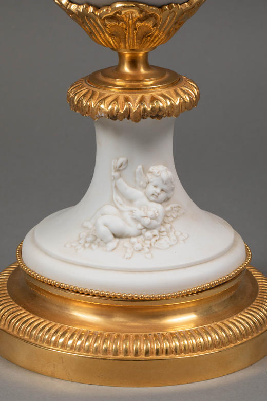 独角鹿西洋古董19世纪末法国出品铜鎏金精雕装饰古典女神与天使主题素胎瓷花瓶及布面灯罩台灯一对 商品图8