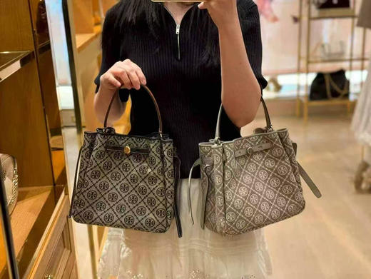 折扣🉐￥2899🇺🇸直邮，各大明星都在背〰️Tory Burch专柜Romy小号水桶包，奶灰色老花logo拼皮 商品图3