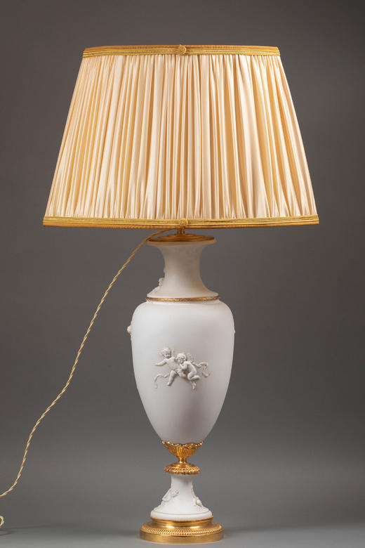 独角鹿西洋古董19世纪末法国出品铜鎏金精雕装饰古典女神与天使主题素胎瓷花瓶及布面灯罩台灯一对 商品图3