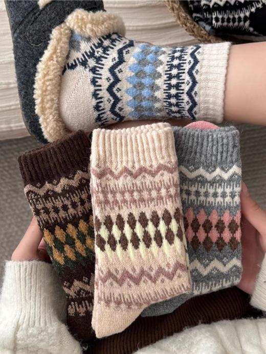 <曾小咸推荐> 费尔岛羊毛中筒袜 日常价89/4双！ 活动价49/4双！【预售款，预计3-15天发货】 商品图1