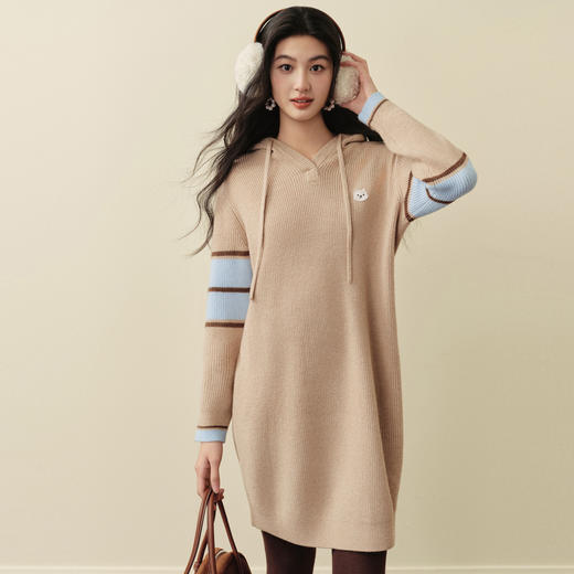 【严选】诗凡黎小狗绣花连帽针织连衣裙2025冬新款宽松慵懒直筒毛衣裙子7GB491061 商品图2