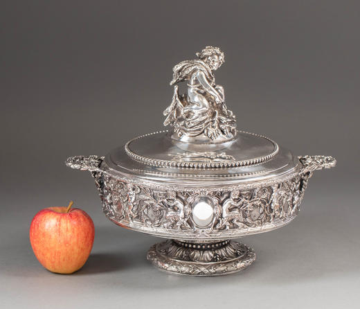 独角鹿西洋古董19世纪法国LEBRUN工坊出品古典天使奏乐主题镀银精雕双耳带盖餐盅 商品图1