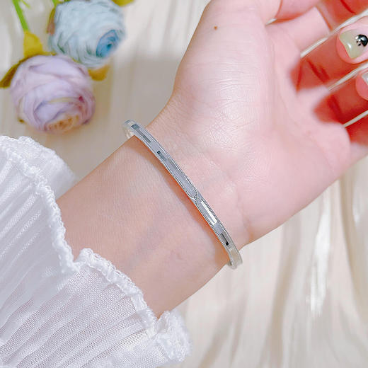 【限时8.8折】【线上铂金馆】PT950 【精品】铂金空心开口手镯车花条纹卡扣手镯（面宽约2.9-3.3mm，厚约1.8mm)(BFPTSZ00005),(预售产品下单后不退款不退货不换货不补差价) 商品图2