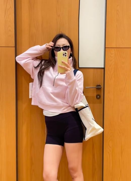 一店k （代工厂订单！）今天是露女孩👧🏻！Scuba新色试穿又又又爱上啦！短款半拉链烟囱领卫衣 百搭显瘦 闭眼入 商品图1