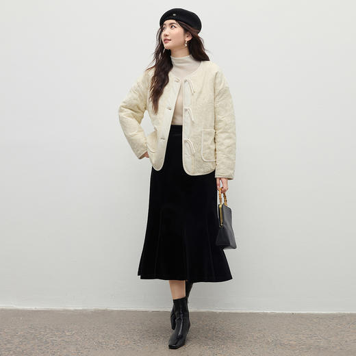 【内购】【夹棉保暖】优雅通勤圆领长尾扣金丝刺绣牡丹图案丝绒不臃肿外套-Q54MF4144 商品图2