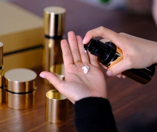 QUEEN高端女王套！ 抗衰紧致定制版五件套 套盒（含：精华水、精华乳、精华液、日霜、晚霜）! P K贵妇大品牌 商品图3