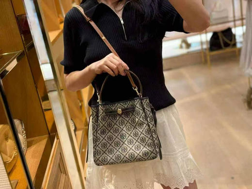 折扣🉐￥2899🇺🇸直邮，各大明星都在背〰️Tory Burch专柜Romy小号水桶包，藏蓝色老花logo拼皮 商品图8