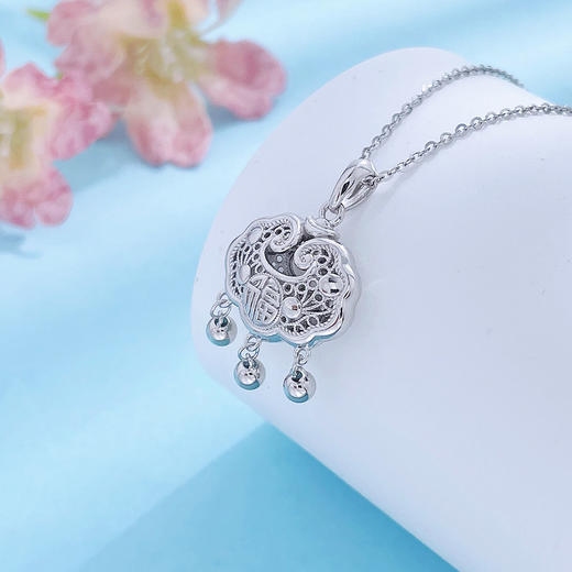 【限时8.8折】【线上铂金馆】PT950 #祈福 #小红书 【精品】铂金镂空花丝福字铃铛如意锁包吊坠（不含链）(BFPTDZ00025-1),(预售产品下单后不退款不退货不换货不补差价) 商品图1