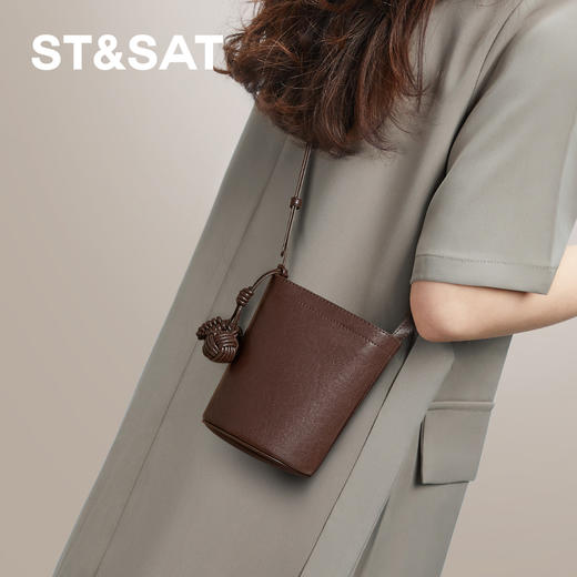 星期六复古撞色皮质编织装饰竖款水桶包SSD521A03Z 商品图3