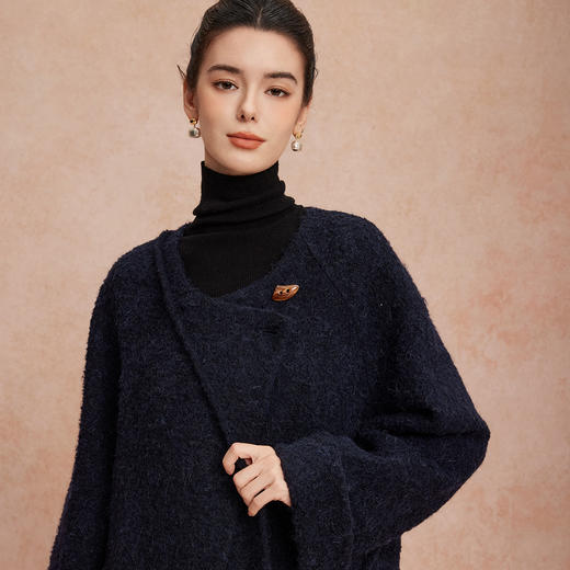 QH910斯尔丽25新款含苏力羊毛颗粒质感宽松斗篷感配同面料时尚羊毛大衣 商品图10