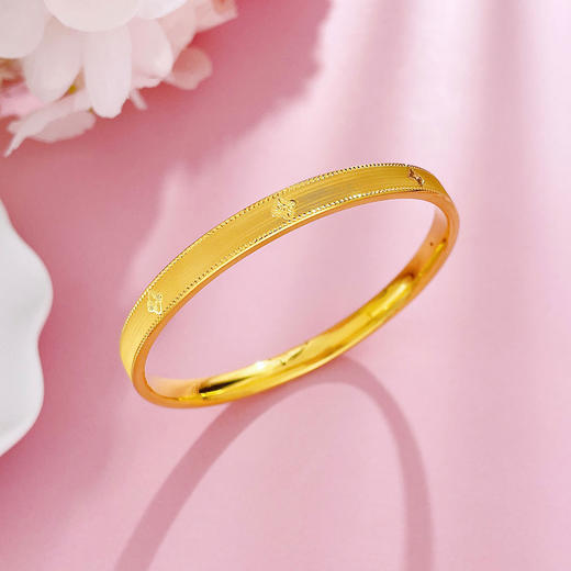 【限时克减150元】足金 #十八岁成人礼 #CNC  无氰5D空心固口手镯CNC丝绒幸运四叶草固口手镯（面宽约5.8-6.2mm）(AR5DSZ10004),(预售产品下单后不退款不退货不换货不补差价 商品图1