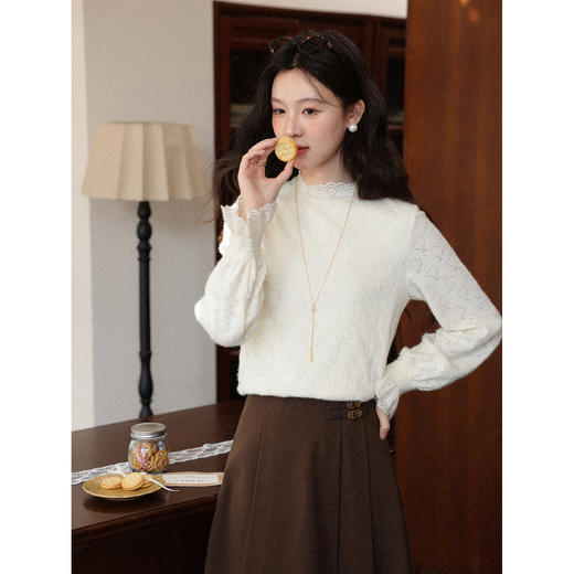 鹿向南「暖芯漫语」杏色半高领蕾丝打底衫女秋冬法式长袖衬衫上衣 商品图1