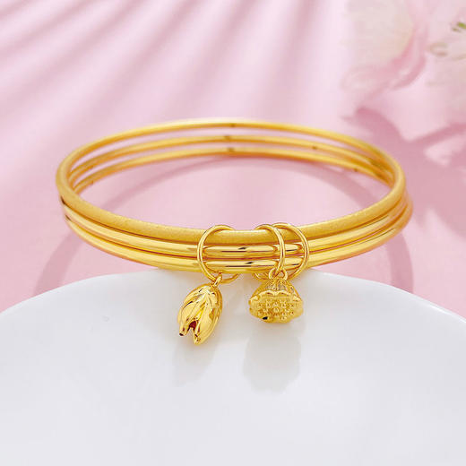 【限时克减150元】足金 #两世欢  无氰5D空心固口两光一砂两世欢莲花莲蓬吊饰三世三世三圈圆管手镯（面宽约6.2-6.6mm）(AR5DSZ10001),(预售产品下单后不退款不退货不换货不补差价) 商品图0