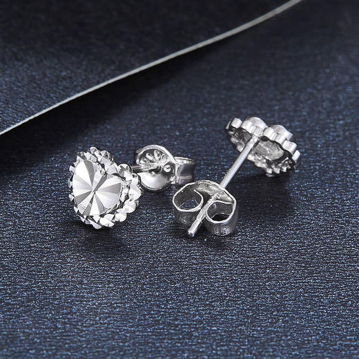 【限时8.8折】【线上铂金馆】PT950 【国际铂金协会】铂金仿钻车花爱心耳钉（直针配铂金耳迫）(BES00052),(预售产品下单后不退款不退货不换货不补差价) 商品图1