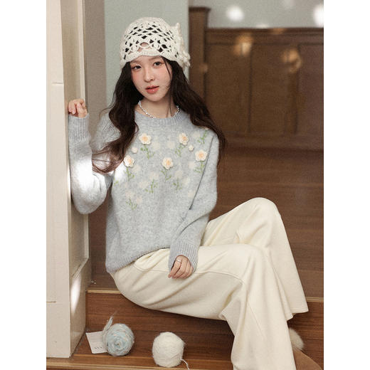 鹿向南「蓝焰暖冬」蓝色花朵毛衣女秋冬新款法式慵懒感针织衫上衣 商品图4