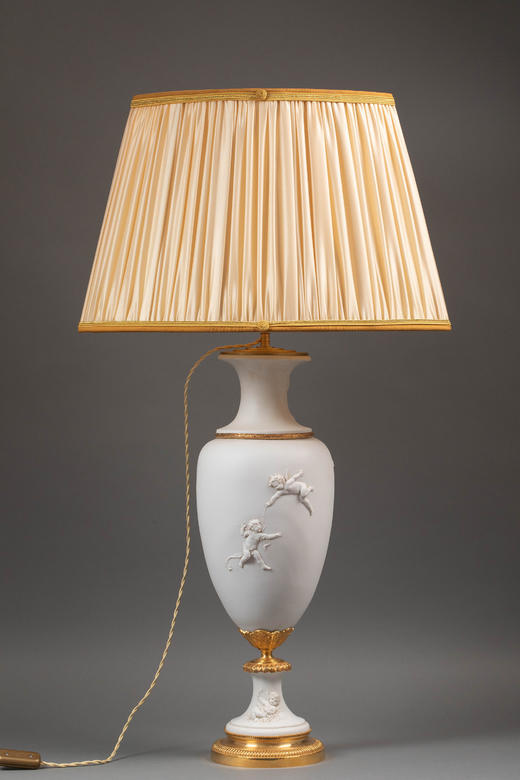 独角鹿西洋古董19世纪末法国出品铜鎏金精雕装饰古典女神与天使主题素胎瓷花瓶及布面灯罩台灯一对 商品图2