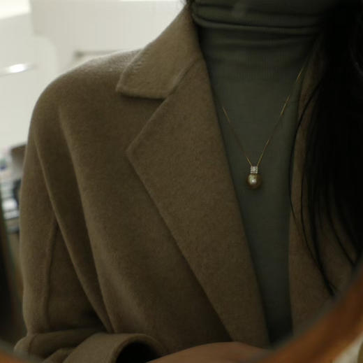 【甄珠贝】12-13mm南洋金珠吊坠 方糖款 镜面光 18K金配件 ji亮 镶嵌处微瑕其他无暇 商品图7