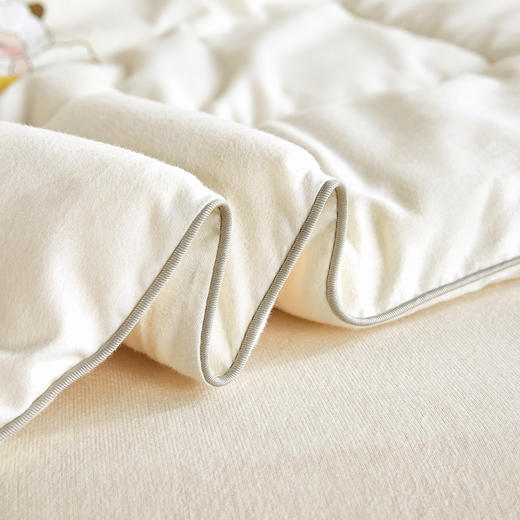 【羊背上的温暖】A类进口澳洲100%澳洲羊毛被  独家不钻毛专利技术、无异味专利技术、3斤羊毛被相当于6斤棉花被 6斤羊毛被相当于10斤棉花被 又暖又轻，蓬松柔软不压身  1130返团 商品图4