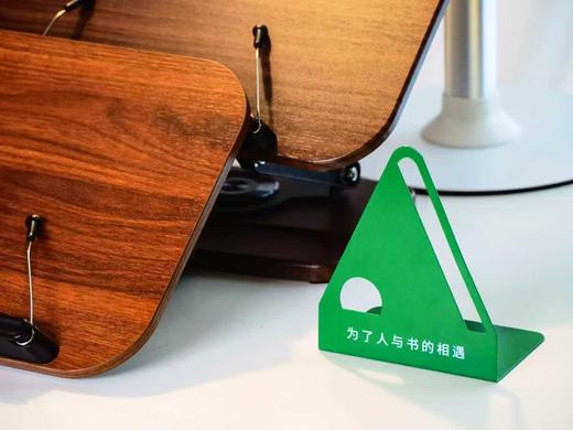 【文创爆款新品】黑胡桃色 木质底座可旋转阅读架 （底座可放笔）阅读神奇 新年礼物 广西师范大学出版社 商品图5