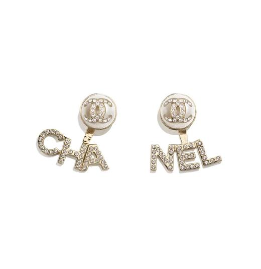 香奈儿-21高级手工坊城堡系列浅金色圆鼓鼓珍珠中间双C不对称字母耳环 两用款（XK） 商品图0