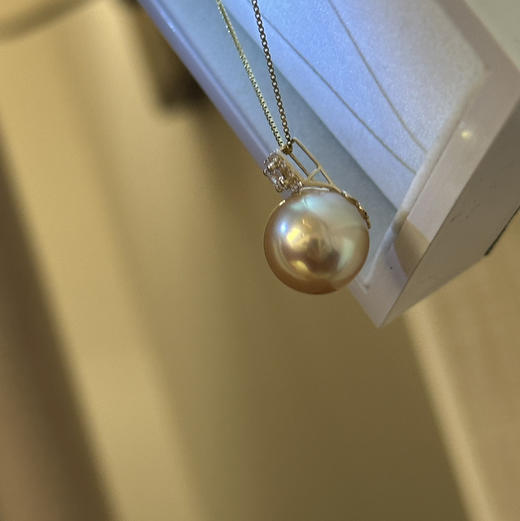 【甄珠贝】12-13mm南洋金珠吊坠 方糖款 镜面光 18K金配件 ji亮 镶嵌处微瑕其他无暇 商品图4