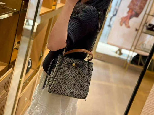 折扣🉐￥2899🇺🇸直邮，各大明星都在背〰️Tory Burch专柜Romy小号水桶包，藏蓝色老花logo拼皮 商品图5