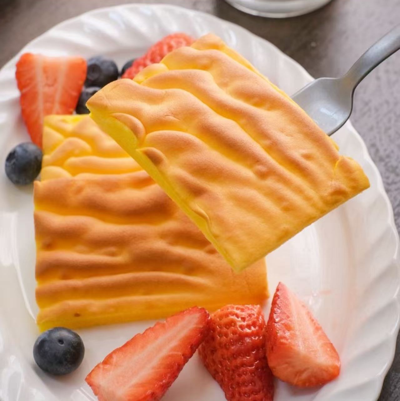 【小虎皮蛋糕】60%鲜鸡蛋液和面，不添加一滴水，0香精 0色素 0防腐剂 0反式脂肪酸，焦香弹嫩、轻甜低糖、松软如云，每日现做现发！一箱16片左右，21天短保！家人吃得放心。