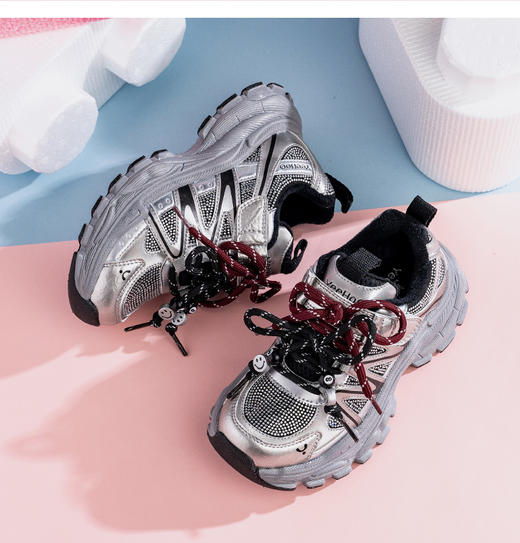 【英氏YeeHo0童鞋冬季魔术贴保暖潮流运动鞋YHYLF2541801】英氏运动鞋的设计紧跟潮流，如冬季加绒款采用独特的设计线条，流畅又动感，还有撞色拼接等设计，能轻松打造出潮娃造型。 商品图4