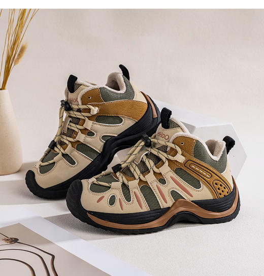 【英氏YeeHo0童鞋冬季猪鼻扣运动鞋YHBS2541905】英氏运动鞋的设计紧跟潮流，如冬季加绒款采用独特的设计线条，流畅又动感，还有撞色拼接等设计，能轻松打造出潮娃造型。 商品图2