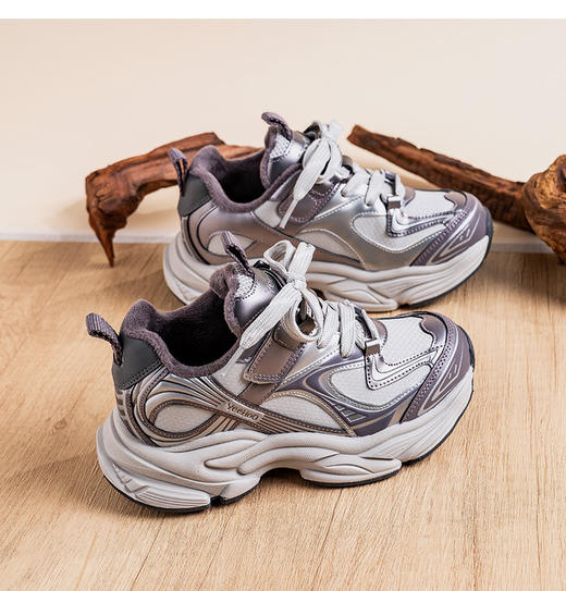 【英氏YeeHo0童鞋冬季加绒潮酷运动鞋YHYLF2541803】英氏运动鞋的设计紧跟潮流，如冬季加绒款采用独特的设计线条，流畅又动感，还有撞色拼接等设计，能轻松打造出潮娃造型。 商品图3