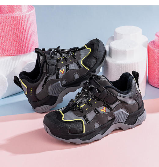 【英氏YeeHo0童鞋冬季魔术贴猪鼻扣运动鞋YHYLF2541802】英氏运动鞋的设计紧跟潮流，如冬季加绒款采用独特的设计线条，流畅又动感，还有撞色拼接等设计，能轻松打造出潮娃造型。 商品图3