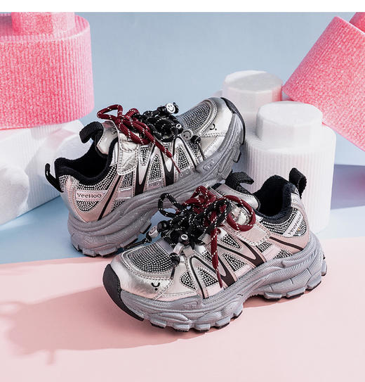 【英氏YeeHo0童鞋冬季魔术贴保暖潮流运动鞋YHYLF2541801】英氏运动鞋的设计紧跟潮流，如冬季加绒款采用独特的设计线条，流畅又动感，还有撞色拼接等设计，能轻松打造出潮娃造型。 商品图3