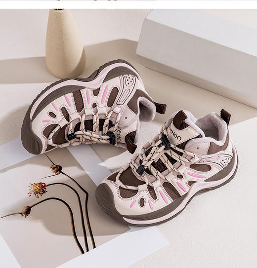 【英氏YeeHo0童鞋冬季猪鼻扣运动鞋YHBS2541905】英氏运动鞋的设计紧跟潮流，如冬季加绒款采用独特的设计线条，流畅又动感，还有撞色拼接等设计，能轻松打造出潮娃造型。 商品图3