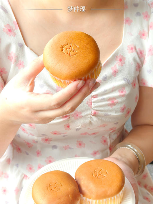 ☁️ 梦仲瑶新品云朵舒芙蕾蛋糕 · 入口即化的温柔💕 仿佛把天空中的云朵摘下来 轻轻咬一口，空气感在舌尖融化 蓬松、绵软、duang duang的触感 商品图1