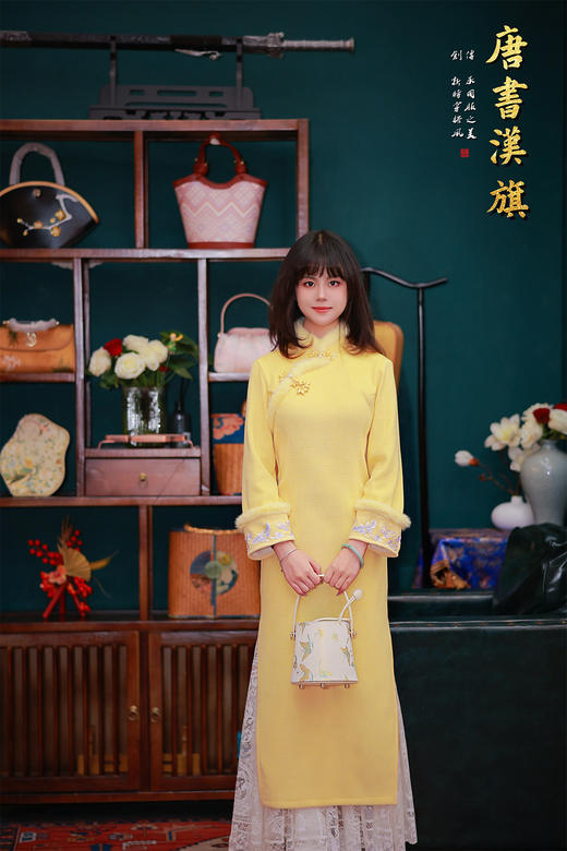 【玉酥枝】暖黄绒边改良旗袍，嫩黄色肌理面料+加绒拼接领/袖，清冷季节里自带温柔发光感；斜襟配金色盘扣，袖口绣片+蕾丝裙摆，甜美元素中和传统旗袍的庄重 商品图0