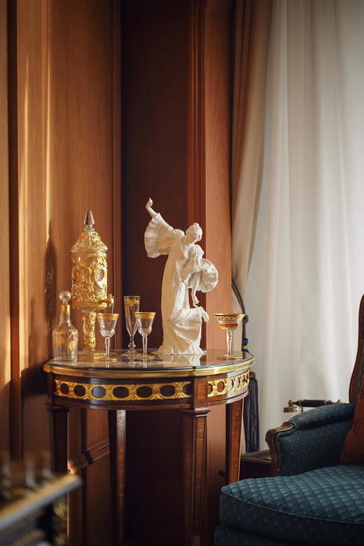 独角鹿西洋古董2016年代法国御窑塞弗尔签名出品Agathon Léonard设计飘带舞者系列人物主题素胎瓷作品《穿舞鞋的舞者》 商品图0