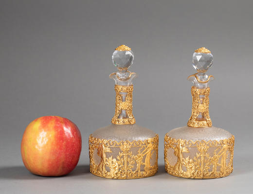 独角鹿西洋古董19世纪法国出品花卉女神与火炬天使主题铜鎏金精雕装饰波纹水晶瓶一对 商品图1