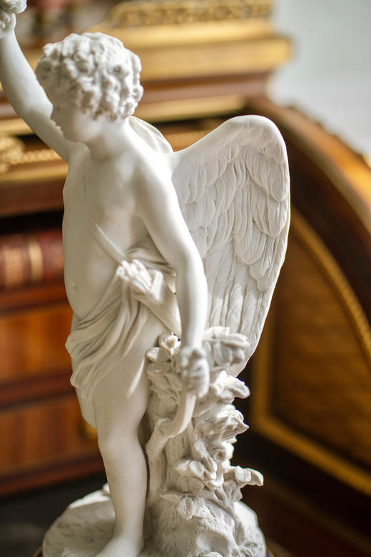 独角鹿西洋古董1895-1911年代法国御窑塞弗尔签名出品蓝釉描金底座装饰持花小天使主题素胎瓷雕塑 商品图8