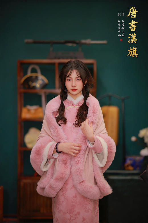 【粉梅绒】柔粉绒边改良旗袍，领口+袖口拼接加绒，内里加绒锁温，清冷天气里裹满温柔，淡粉底暗纹提花，斜襟盘扣+绣花点缀，自带江南闺秀的婉约气质， 商品图2