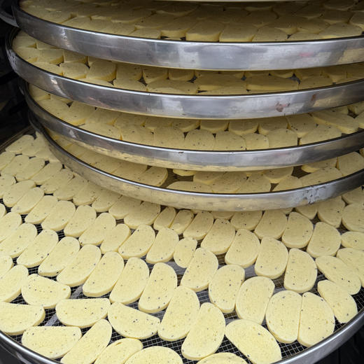 【临安美食】馒头干200g/包，不添加任何添加剂防腐剂，不加白砂糖调味，仅使用小麦粉、南瓜、牛奶、鸡蛋、黑芝麻制作，入口有南瓜的清甜，回味是奶香味。 商品图4