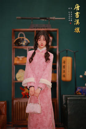 【粉梅绒】柔粉绒边改良旗袍，领口+袖口拼接加绒，内里加绒锁温，清冷天气里裹满温柔，淡粉底暗纹提花，斜襟盘扣+绣花点缀，自带江南闺秀的婉约气质，