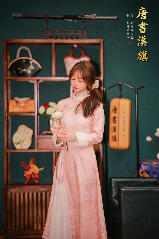 【桃苑金竹】柔粉竹韵加绒改良旗袍，立领斜襟+A字长裙，适配日常的改良剪裁，显瘦不挑身形，小个子也能穿出优雅比例，淡粉底晕染竹枝暗纹，腰间绣片+流苏挂坠点缀，自带江南温婉滤镜 商品图7