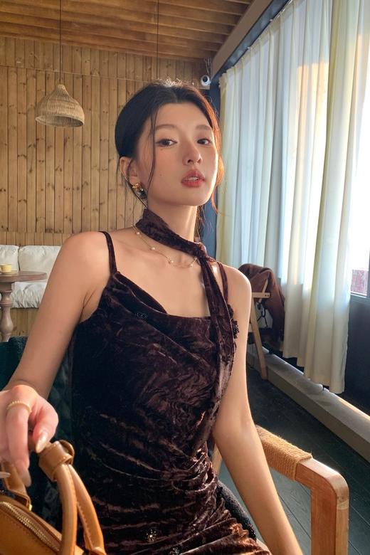 SIA SAYLOR 高级感礼服丝绒飘带荡领吊带连衣裙 21625 商品图1