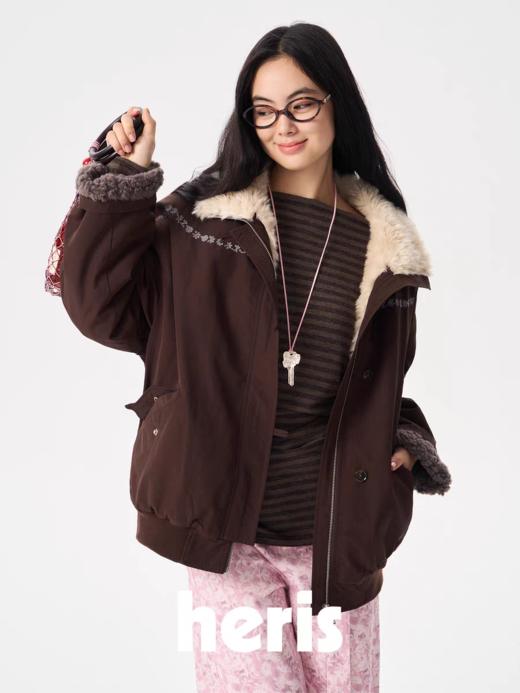 heris/H54107/蓬松羊羔毛内胆 花簇藤蔓刺绣 浆果紫立领花苞派克棉服 商品图0