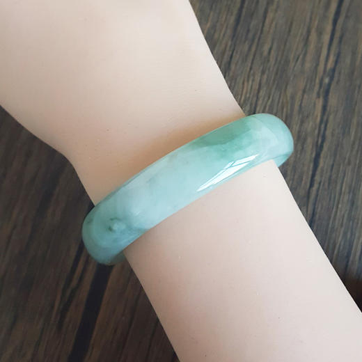 【天然正品】A货翡翠天然细腻无纹裂飘蓝花糯冰种55.5号贵妃翡翠手镯55.5号（皆取最大值）女士230325AH27特价：980元 商品图7