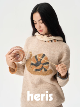 heris/H54103/蜗牛散步提花 拼色条纹领圈 慵懒宽松卷边毛衣